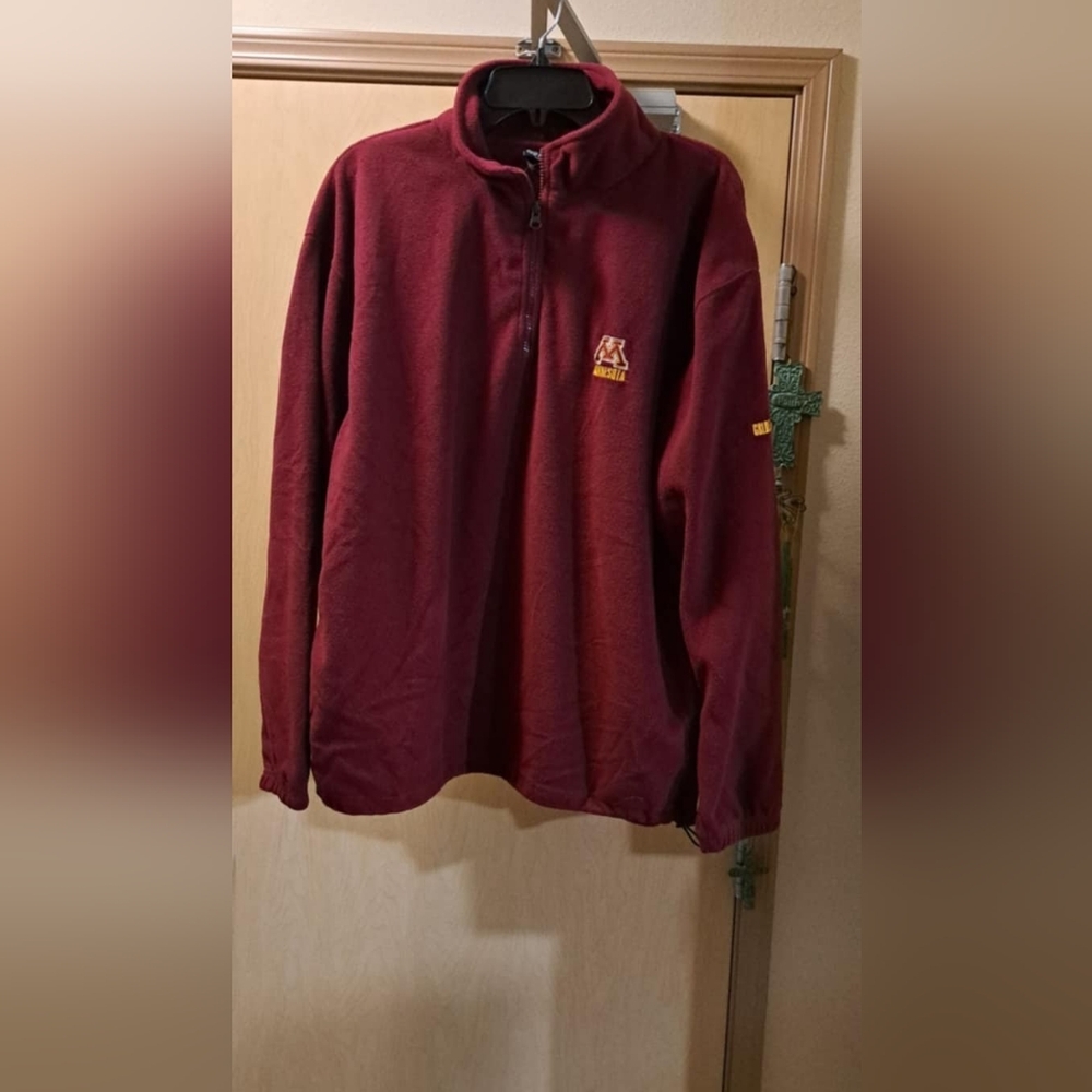 Minnesota fleece. Size Large. Maroon color